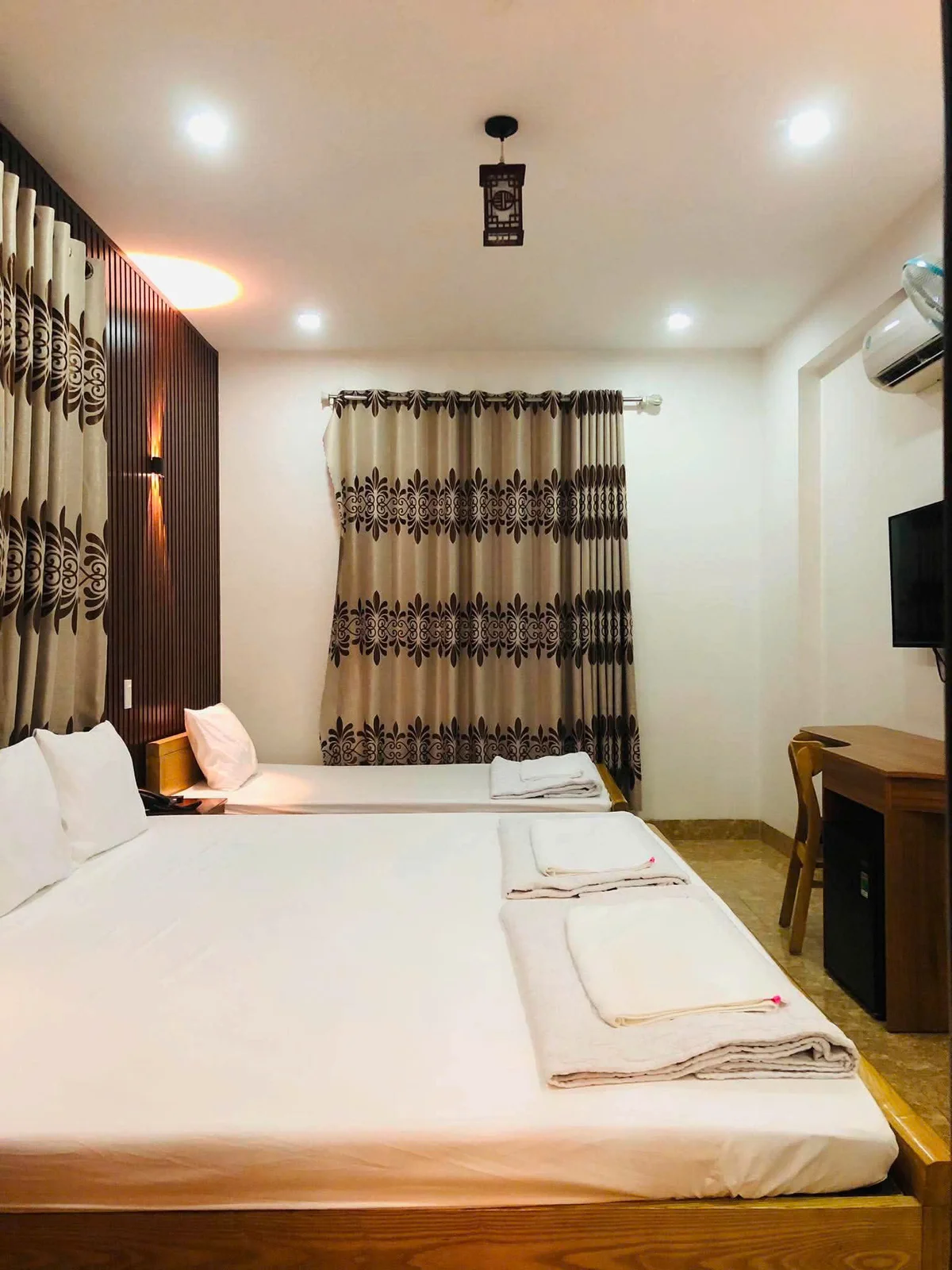 Góc nhìn phòng Family với bàn làm việc và cửa sổ tại Khánh Gia Hotel